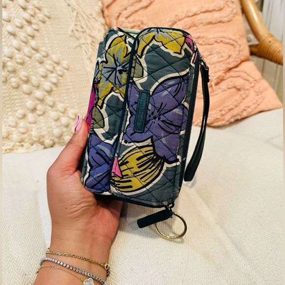 GUC Vera Bradley Green Floral Printed Wallet Wristlet - Picture 1 of 7